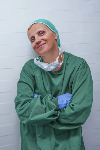 Portret Uśmiechniętego Chirurga Operacji Zdjęcie Stażysty Lub Lekarza Chirurga Patrzącego — Zdjęcie stockowe