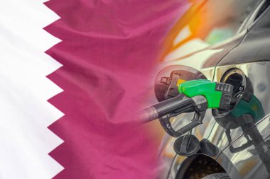 Katar bayraklarında yakıt enjektörü olan bir araba. Nüfus için rekor fiyatlar yakıt. Katar 'daki enerji ve akaryakıt krizi sırasında benzin fiyatları arttı