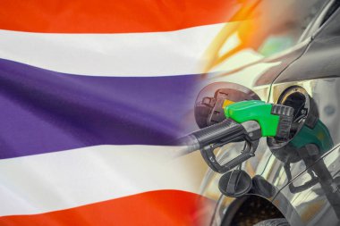 Tayland bayrağı arkaplanında yakıt enjektörü olan bir araba. Nüfus için rekor fiyatlar yakıt. Tayland 'daki enerji ve akaryakıt krizi sırasında benzin fiyatlarında artış