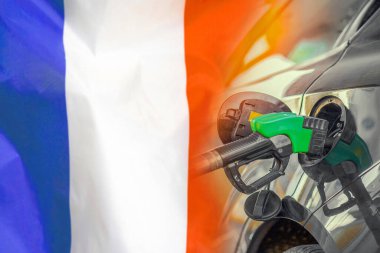 Fransa 'nın arka planında yakıt enjektörü olan bir araba. Nüfus için rekor fiyatlar yakıt. Fransa 'da enerji ve akaryakıt krizi sırasında benzin fiyatlarında artış