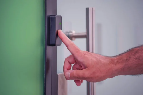 Відкриваємо Двері Відбитком Пальців Відбиток Пальця Використовується Метод Ідентифікації Дверному — стокове фото