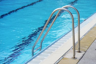 Küpeşte havuzun içine iniş için. Havuz temizleyicisini çalışmaları sırasında