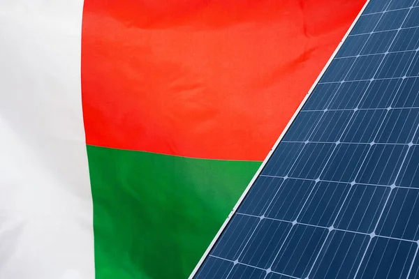 Солнечные Панели Фоне Флага Мадагаскара Солнечная Батарея Генерирует Чистое Электричество — стоковое фото
