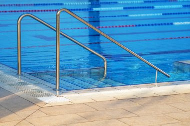 Küpeşte havuzun içine iniş için. Havuz temizleyicisini çalışmaları sırasında