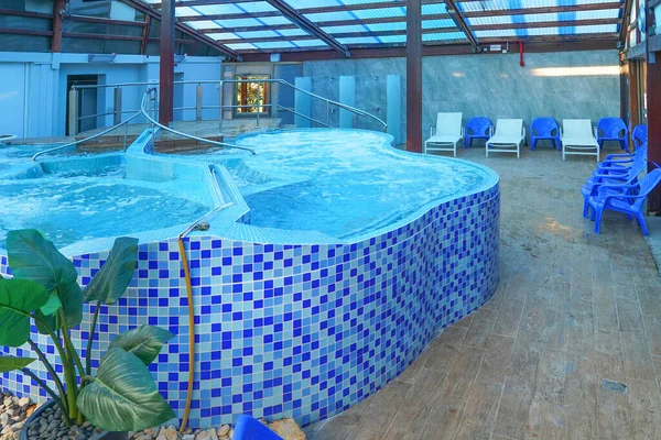 Hot Μπανιέρα Ενός Πολυτελούς Ξενοδοχείου Πισίνα Υδρομασάζ Φρέσκο Μπλε Νερό — Φωτογραφία Αρχείου