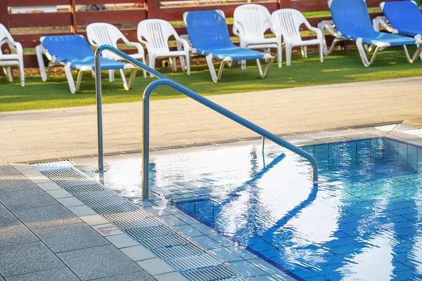 Corrimãos Para Descer Para Piscina Limpador Piscina Durante Seu Trabalho — Fotografia de Stock