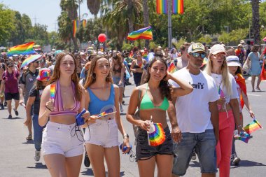 Tolerans 'ta gökkuşağı bayrakları takan kalabalığın görüntüsü. Tel Aviv 'de gökkuşağı bayraklı genç kızlar ve oğlanlar. Geleneksel LGBT geçit töreni. 10 Haziran 2022. Tel Aviv 'de. İsrail