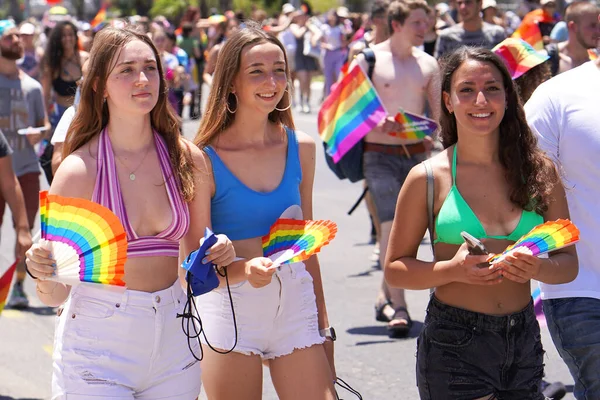 Tel Aviv 'deki Hoşgörü Yürüyüşü' nde gökkuşağı bayraklı üç genç kız. Geleneksel LGBT geçit töreni. 10 Haziran 2022. Tel Aviv 'de. İsrail