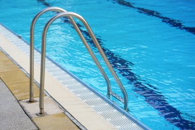 Küpeşte havuzun içine iniş için. Havuz temizleyicisini çalışmaları sırasında