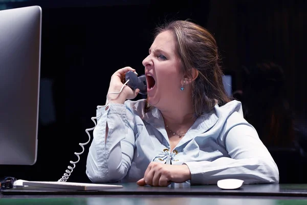 Кооперативний Працівник Кричить Телефону Крупним Планом Жінка Клянеться Телефону — стокове фото