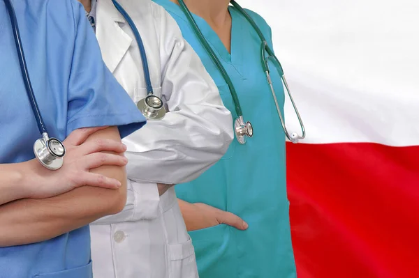 Drei Ärzte Mit Stethoskop Vor Dem Hintergrund Der Polnischen Flagge — Stockfoto