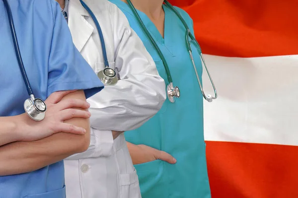Drei Ärzte Mit Stethoskop Stehen Auf Österreich Fahne Hintergrund Medizinisches — Stockfoto
