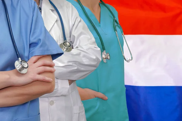 Drei Ärzte Mit Stethoskop Stehen Auf Dem Hintergrund Der Niederländischen — Stockfoto