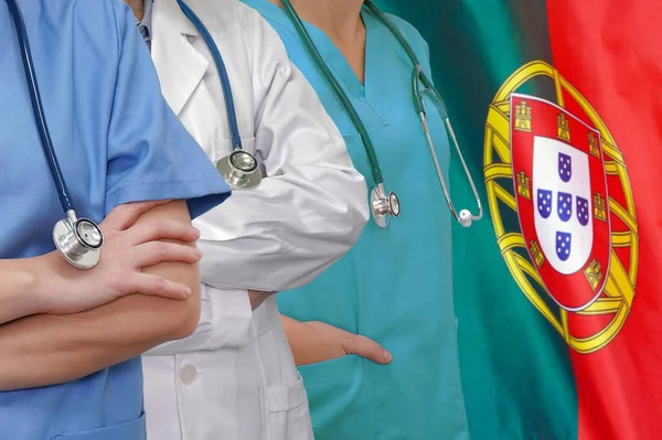 Trzech Lekarzy Stetoskopem Stojących Tle Flagi Portugalii Zbliżenie Zespołu Medycznego — Zdjęcie stockowe