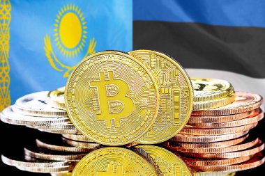 Kazakistan ve Estonya 'nın bayraklarındaki bitcoinler. Kazakistan ve Estonya 'daki kripto para birimi ve engelleme teknolojisi yatırımcıları için kavram
