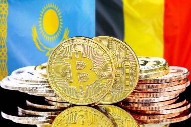 Kazakistan ve Belçika 'nın bayraklarındaki bitcoinler. Kazakistan ve Belçika 'daki kripto para birimi ve engelleme teknolojisi yatırımcıları için kavram