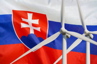 Slovakya bayraklı arka planda alternatif enerji için iki Rüzgar Türbini. Rüzgar türbinleri elektrik üretiyor. Slovakya 'da yenilenebilir enerji üretimi için Eko enerji ve Rüzgar istasyonları
