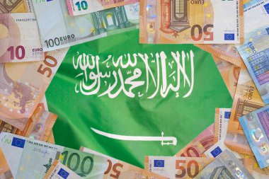 Suudi Arabistan 'ın bayraklarının Avrupa banknotlarının kopyası. Farklı Euro banknotları çerçevesi. İş, finans, yatırım, tasarruf ve yolsuzluk konsepti Suudi Arabistan
