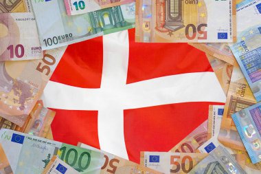 Danimarka bayraklarındaki Euro banknotlarının bir kopyası. Farklı Euro banknotları çerçevesi. Danimarka iş, finans, yatırım, tasarruf ve yolsuzluk kavramı