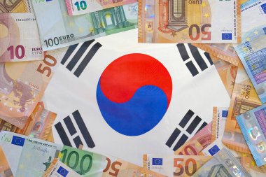 Güney Kore 'nin bayraklarının Avrupa banknotlarının kopyası. Farklı Euro banknotları çerçevesi. İş, finans, yatırım, Güney Kore tasarruf ve yolsuzluk kavramı