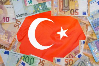 Türkiye 'nin bayraklarıyla ilgili Avrupa banknotlarının modeli. Farklı Euro banknotları çerçevesi. Türkiye iş, finans, yatırım, tasarruf ve yolsuzluk kavramı