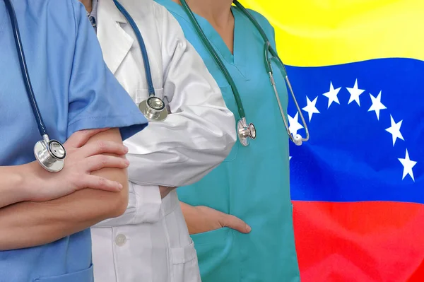 Tre Läkare Med Stetoskop Stående Venezuela Flagga Bakgrund Närbild Medicinska — Stockfoto