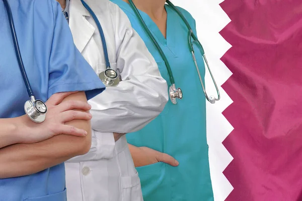 Tre Läkare Med Stetoskop Stående Qatar Flagga Bakgrund Närbild Medicinska — Stockfoto