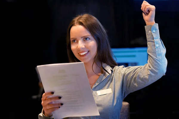 Kobieta Ciesząca Się Dobrą Wiadomością Liście Happy Office Manager Cieszy — Zdjęcie stockowe