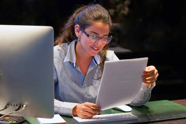 Mujer Disfrutando Las Buenas Noticias Carta Feliz Gerente Oficina Disfrutando —  Fotos de Stock
