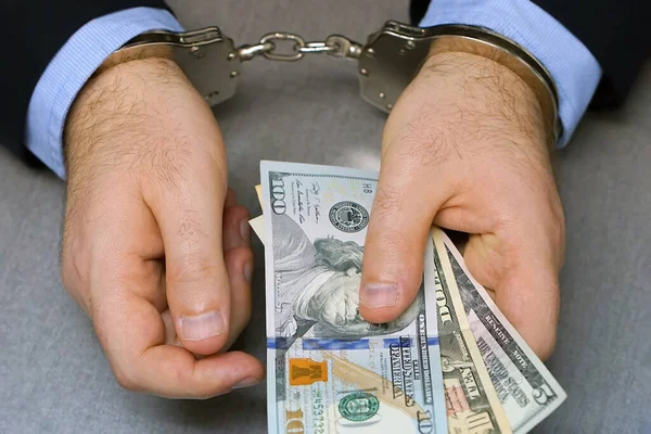 Las Manos Cerca Esposadas Tienen Dinero Dólares Arrestado Lugar Trabajo — Foto de Stock