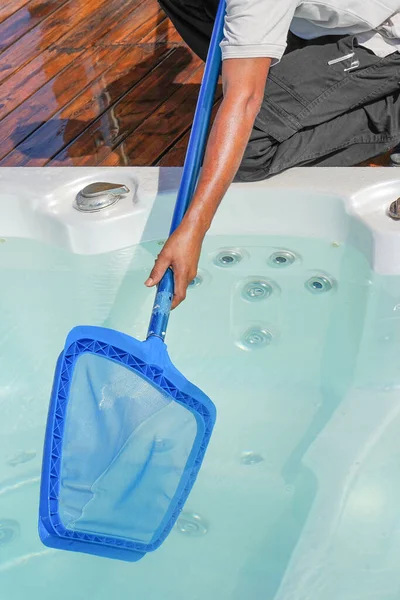 Ręka Afrykańskiego Personelu Obsługi Hotelowej Sprzątającego Jacuzzi — Zdjęcie stockowe