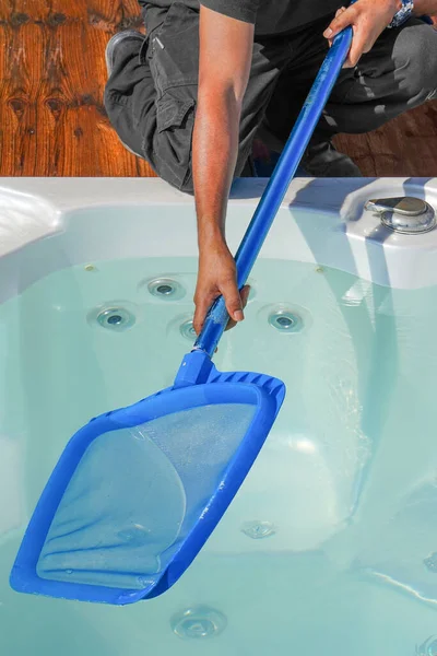 Mano Del Personal Del Hotel Mantenimiento Africano Limpiando Bañera Hidromasaje — Foto de Stock