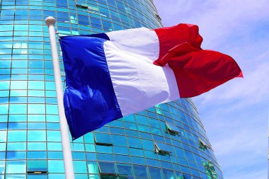 Modern bir binanın arka planında rüzgâr bayraklarıyla Fransa 'ya dalgalanıyor. Fransa 'da siyaset, iş ve turizm kavramı