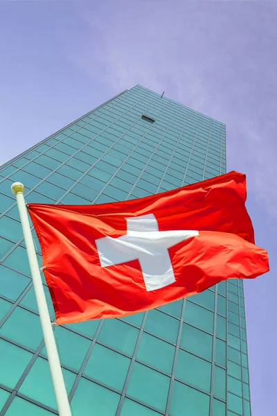 Κυματίζοντας Σημαία Του Ανέμου Στην Ελβετία Στο Παρασκήνιο Ενός Σύγχρονου — Φωτογραφία Αρχείου
