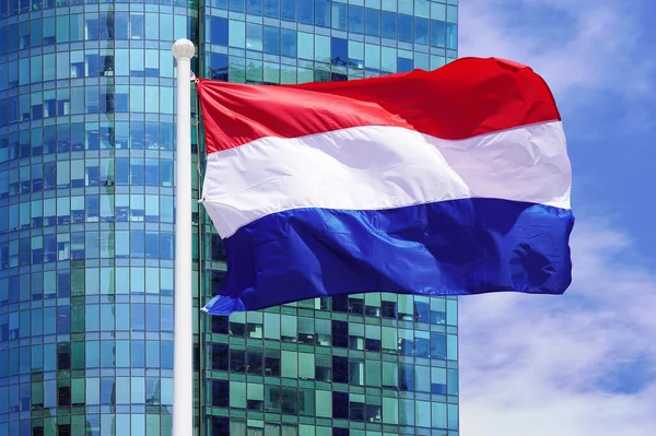 Lambaikan Tangan Bendera Angin Belanda Latar Belakang Bangunan Modern Konsep — Stok Foto