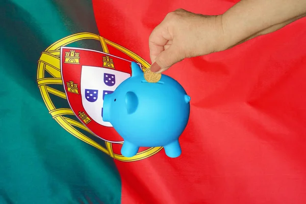 Ruka Starší Ženy Uvedení Mince Prasátko Banky Pozadí Portugalské Vlajky — Stock fotografie