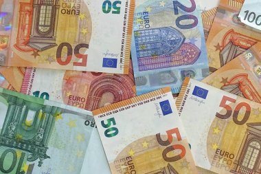 Euro para faturalarını kapat (10, 20, 50, 100,? Banknotlar). Avro para birimi fonları. 10, 20, 50, 100 Euro 'luk banknotlarla Avrupa kağıt para arkaplanı. Bir yığın para.