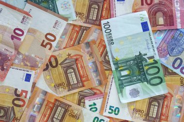 Euro para faturalarını kapat (10, 20, 50, 100,? Banknotlar). Avro para birimi fonları. 10, 20, 50, 100 Euro 'luk banknotlarla Avrupa kağıt para arkaplanı. Bir yığın para.