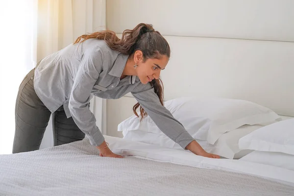 Portrait Young Woman Maid Making Bed Hotel Room Housekeeper Making — Stock Fotó