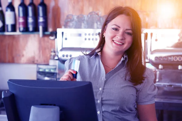 Retrato Una Camarera Joven Usando Una Caja Registradora Moderna Mostrador —  Fotos de Stock