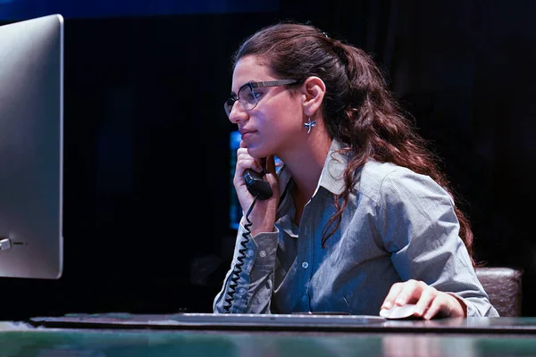 Женщина Секретарь Отвечает Звонки Секретарь Телефону Работа Компьютером — стоковое фото