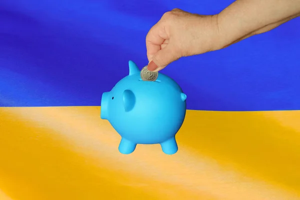 Hand Äldre Kvinna Att Sätta Mynt Spargris Bank Ukraina Flagga — Stockfoto