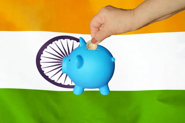 Hand Äldre Kvinna Att Sätta Mynt Spargris Bank Indien Flagga — Stockfoto