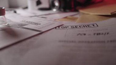 Çok gizli gizli belgeler ya da hassas belgeli devlet dairesi masası. Gizli bilgileri ve kahverengi manila klasörlerini gösteriyor. Gizli faaliyet ya da casusluk komplosu