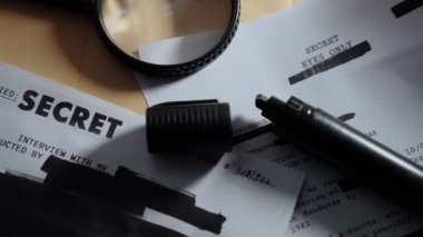 Gizli ve gizli metin bilgileri siyah kalemle silindi ve sansürlendi. Siyah keçeli kalemle masanın karşısına geç ve belgeleri ve notları karart. Sızdırılan hassas materyal ya da yasadışı örtbas