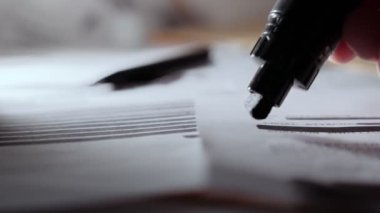 Siyah işaret sansürlenmiş metne siyah çizgi çekerken aşırı yaklaşın. Çok gizli ya da gizli kağıtlardan bilgi silmek ya da sansürlemek için kalem kullanıyor. Sızdırılan ya da kaldırılan belge