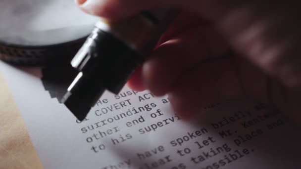 Mão Usando Marcador Preto Para Censurar Texto Documento Secreto Sensível — Vídeo de Stock