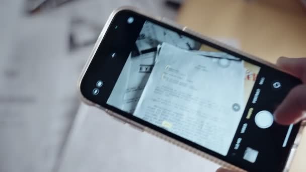 Osoba Držící Smartphone Pořizuje Fotografie Přísně Tajných Utajovaných Dokumentů Muž — Stock video