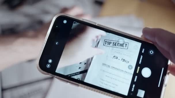 Spy Heeft Een Mobiele Telefoon Die Gevoelige Geheime Documenten Een — Stockvideo