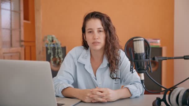Mladá Žena Počítačem Mikrofonem Sedí Stolem Během Videohovoru Ženská Moderátorka — Stock video